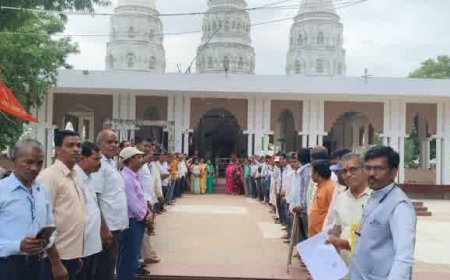 “TET से मुक्ति की मांग को लेकर 500 से ज्यादा शिक्षक पहुंचे माता की शरण, भटिया देवी मंदिर में लगाई अर्जी”