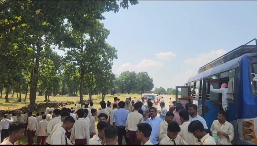एकलव्य विद्यालय के छात्रों का पैदल मार्च, कलेक्टर कार्यालय जाने पर अड़े बच्चे